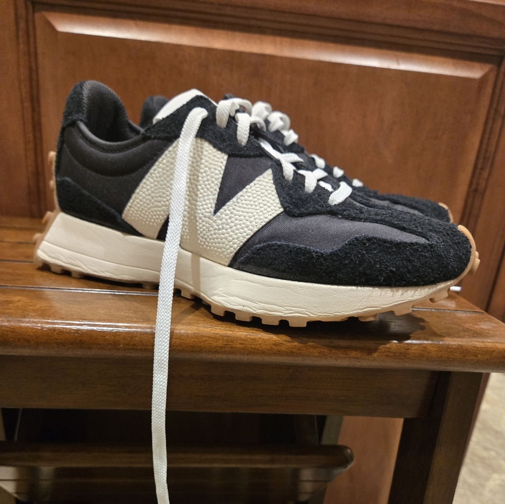 New Balance 327 Womens Stylish Black and White Sneakers 7